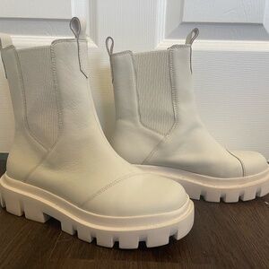 TOMS Rowan Boots in Sand Size 8